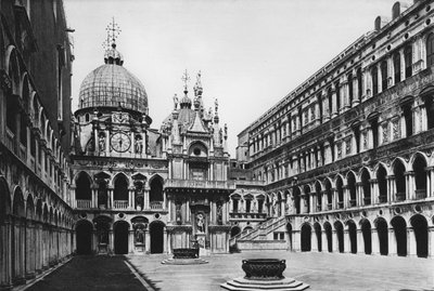 Wenecja, Pałac Dożów, Dziedziniec (zdjęcie czarno-białe) autorstwa Italian Photographer