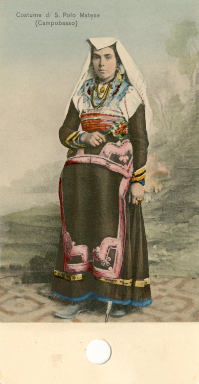 Kobieta w tradycyjnym stroju, San Polo Matese, Molise, Włochy, ok. 1910 r. autorstwa Italian Photographer