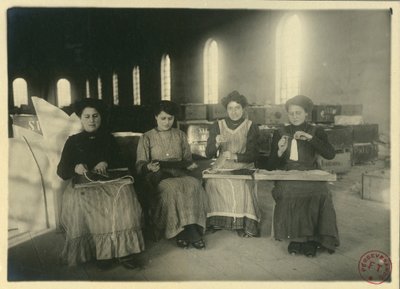 Kobiety pracujące w warsztacie passementarie, Włochy, zdjęcie F. Trembini autorstwa Italian Photographer