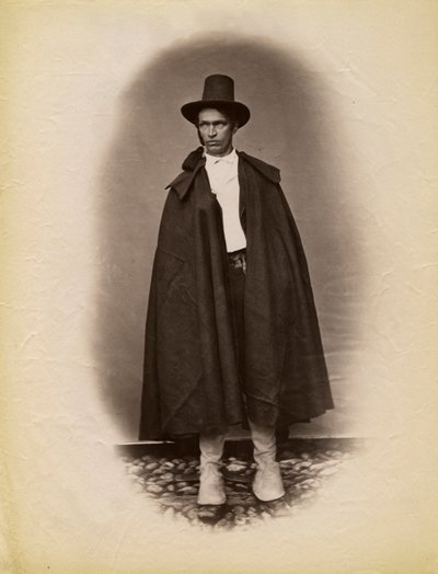 Młody mężczyzna ubrany w płaszcz i kapelusz, Parre, Lombardia, Włochy, fot. Premiata Fotografia Taramelli, Bergamo autorstwa Italian Photographer