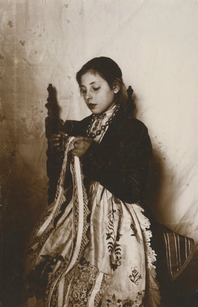 Młoda kobieta szyjąca, Toskania, Włochy, ok. 1910 r. autorstwa Italian Photographer