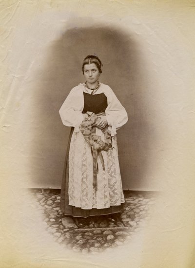 Młoda kobieta ubrana w suknię ślubną i trzymająca krążek chleba owinięty wstążką, Parre, Lombardia, Włochy, fot. Premiata Fotografia Taramelli, Bergamo autorstwa Italian Photographer