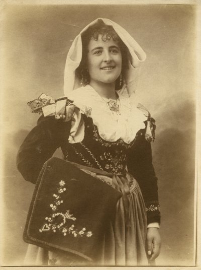 Młoda kobieta w tradycyjnym stroju i nakryciu głowy, Abruzja, Włochy autorstwa Italian Photographer