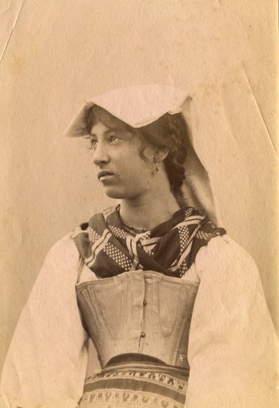 Młoda kobieta w tradycyjnym stroju i nakryciu głowy, rzymska wieś, Lacjum, Włochy, ok. 1905 r. autorstwa Italian Photographer