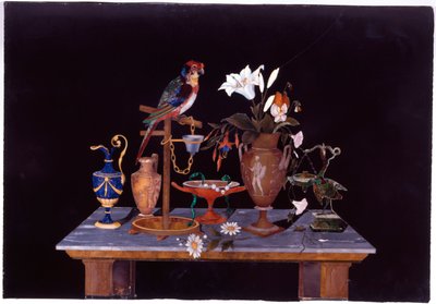 Florencka tablica pietra dura z papugą na okonie na stole z etruskim wazonem kraterowym, wazonem z kwiatami i dzbanami, ok. 1870 autorstwa Italian School