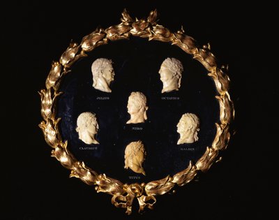 Zestaw sześciu płaskorzeźbionych popiersi cesarzy rzymskich z włoskiego marmuru sieneńskiego z wyciętymi imionami Oktawiusza, Galbina, Tytusa, Klaudiusza, Juliusza i Nerona autorstwa Italian School