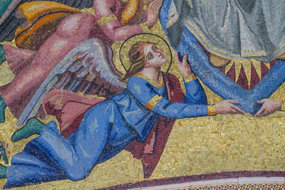 Anioł, detal z Wniebowzięcia Maryi do chwały, mozaika, szczyt centralnego wejścia w fasadzie katedry w Orvieto, Umbria, Włochy autorstwa Italian School