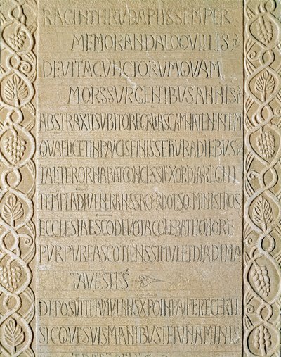 Archeologia średniowiecza (średniowiecze). Sztuka barbarzyńska Lombardii: nagrobek królowej Ragnetrude (Raginthruda) pochodzi z lat 740-750. Sztuka Lombardzka. Pawia, Muzeum Miejskie, Sekcja Archeologiczna (Pawia, Musei Civici, Sezione Archeologia). autorstwa Italian School
