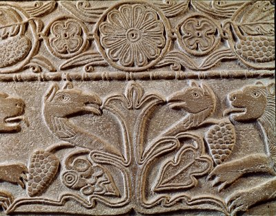 Archeologia średniowiecza (średniowiecze). Sztuka barbarzyńska Lombardii: pluteus księżnej Teodoty, kochanki króla Cuniperta zwanego Pobożnym Cuniperto, panowanie od 688 do 700). Fragment tablicy z gryfami, ok. 720. Sztuka lombardzka, marmur. Pawia, M autorstwa Italian School