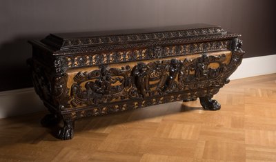 Cassone (rzeźbiony i złocony orzech) autorstwa Italian School
