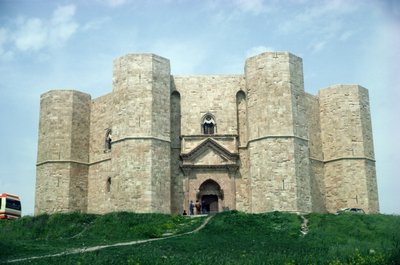 Castel del Monte, zbudowany za panowania cesarza Fryderyka II (1194-1250) ok. 1240-50 autorstwa Italian School