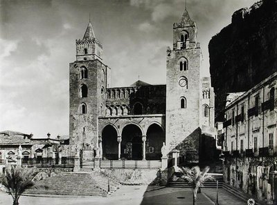Zewnętrzna część katedry, rozpoczęta w 1131 przez króla Rogera II (zm. 1154) Sycylii (zdjęcie czarno-białe) autorstwa Italian School