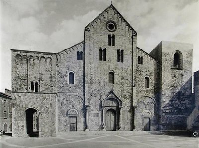 Fasada bazyliki ufundowanej w 1087 r. dla przyjęcia relikwii św. Mikołaja (zdjęcie czarno-białe) autorstwa Italian School