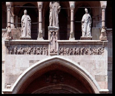 Fryz miesięcy głównego wejścia (rzeźba autorstwa Italian School