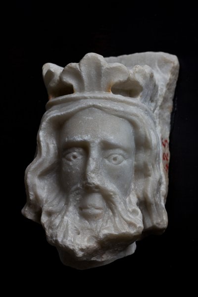 Genua, Muzeum św. Augustyna: fragment głowy w koronie, nieznany rzeźbiarz z północnej Francji; XIII - XIV wiek autorstwa Italian School