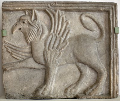 Gryf (lub grype). Rzeźbiona płaskorzeźba, marmur, Wenecja (Włochy) XII wiek. Galeria Narodowa, Pałac Sternberg, Praga (Czechy). autorstwa Italian School