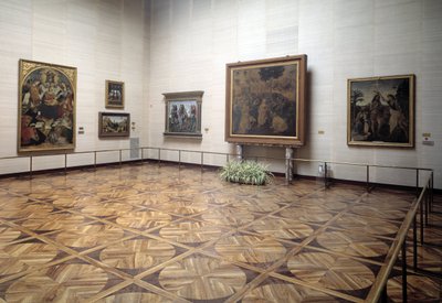 Sala muzeum prezentująca Adorację Trzech Króli Vinci, Chrzest Chrystusa Verrocchio i Vinci, Trójcę Świętą z Dziewicą i Świętymi Signorellego autorstwa Italian School