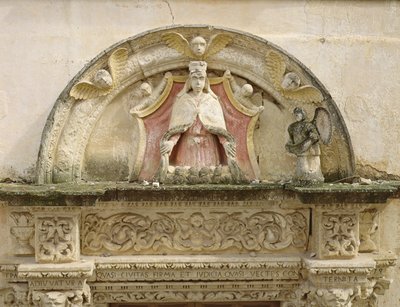 Madonna Misericordia, fragment lunety portalowej (kamień) autorstwa Italian School