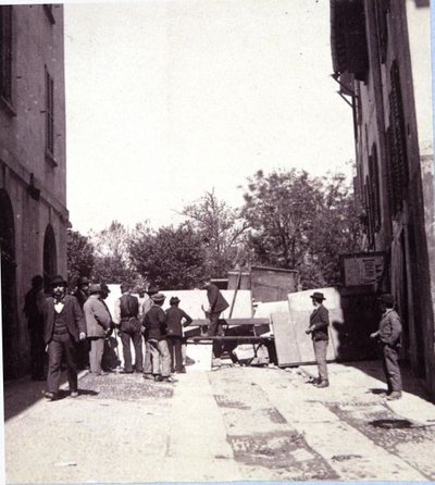 Mężczyźni wznoszący barykady na Porta Garibaldi, podczas zamieszek w Mediolanie, 6-9 maja 1898 (zdjęcie czarno-białe) autorstwa Italian School