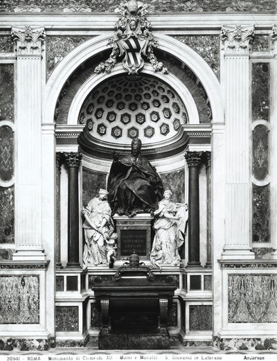 Pomnik papieża Klemensa XII (1652-1740) z urną porfirową i kolumnami z Panteonu, między Temperance (L.) a Prudence (R.) w kaplicy Corsini (brąz, marmur, porfir) (zdjęcie czarno-białe) autorstwa Italian School