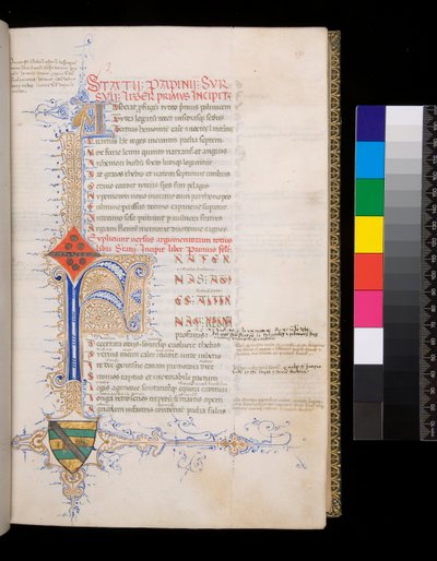 Ms 329. Statius, Thebaid, f.19r. Iluminowany inicjał [F] w kolorze niebieskim z zarezerwowaną dekoracją dla incipitu i inicjał mniejszy [A] w kolorze złotym dla argumentum oraz misterne kontrastujące ozdobne złoto-błękitne pióra, rozciągające się w formie  autorstwa Italian School