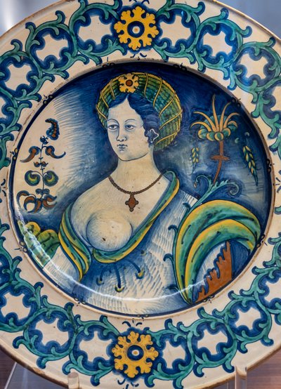 Talerz zdobiony pięknym kobiecym popiersiem, z motywem korony cierniowej, I poł. XVI w. (majolica) autorstwa Italian School