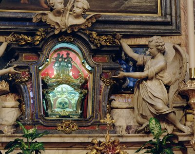 Relikwia czaszki św. Alojzego Gonzagi znajdująca się w ołtarzu głównym autorstwa Italian School