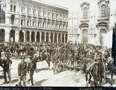 Żołnierze pod dowództwem generała Bavy Beccarisa przed katedrą podczas zamieszek w Mediolanie, 6-9 maja 1898 r. autorstwa Italian School