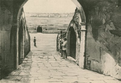 Główne wejście do amfiteatru w obecnej formie (wklęsłodruk) autorstwa Italian School
