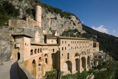 Widok na klasztor św. Benedetta (Sacro Speco) zbudowany z XII wieku, Subiaco (Rzym), Włochy autorstwa Italian School