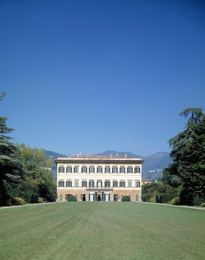 Widok na fasadę Villa Reale di Marlia (lub Palazzo Orsetti) autorstwa Italian School