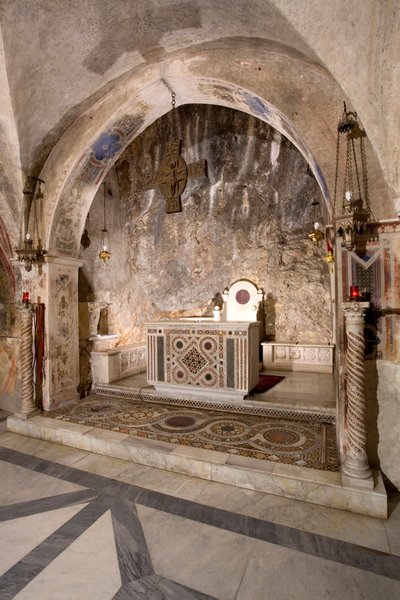 Widok na prezbiterium kościoła górnego z ołtarzem głównym w stylu kosmackim. 13 wiek. Klasztor św Benedeta (Sacro Speco), Subiaco (Rzym), Włochy autorstwa Italian School