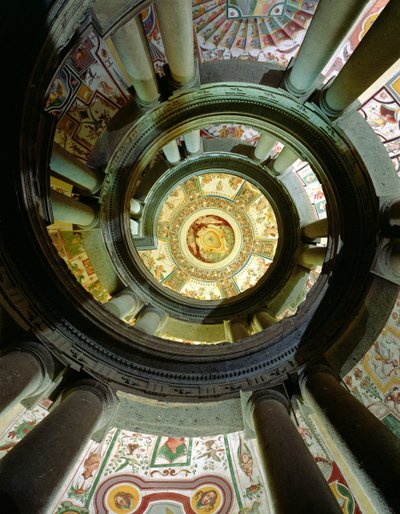 Widok kamiennych kręconych schodów skierowanych w stronę sufitu, zaprojektowanych przez Jacopo Vignolę (1505-73) i jego następców, 1557-83 autorstwa Italian School