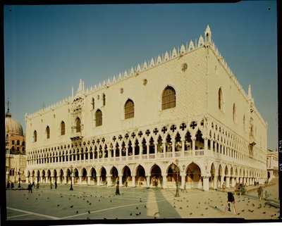 Widok na zachodnią fasadę Palazzo Ducale, XIV-XV w. autorstwa Italian School