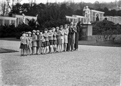 16-osobowa grupa rodzinna Cavendishów w ogrodach Chatsworth, Derbyshire, 1930 autorstwa JR Board