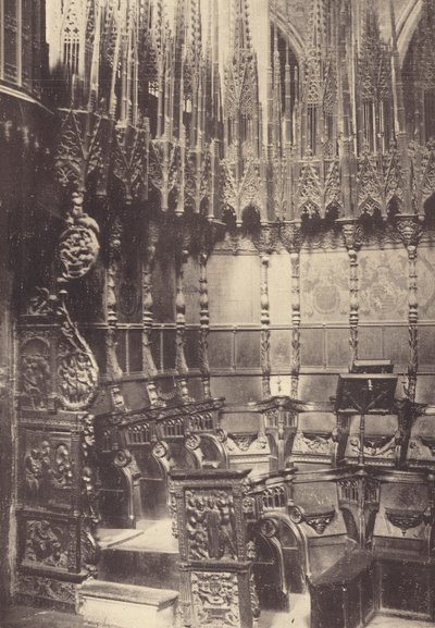 Krzesła chóru w katedrze w Barcelonie (zdjęcie czarno-białe) autorstwa J. Furnells