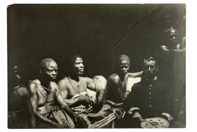 Kapitan Gallwey i wodzowie Edo, Benin, Nigeria, 1892 (odbitka żelatynowo-srebrowa) autorstwa J. H. Swainson