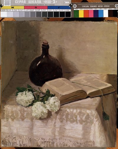 "Martwa natura z butelką, otwartą książką i białymi kwiatami" (Martwa natura z książką) Obraz Johannesa Hanscha (1875-1946) Wym. 45 x 41,5 cm Mikalojus Konstantinas Ciurlionis Muzeum Sztuk Pięknych, Kowno, Litwa autorstwa J. Hansch