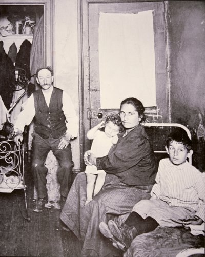 Rodzina imigrantów, Lower East Side, Nowy Jork, ok. 1910 (zdjęcie czarno-białe) autorstwa Jacob August Riis