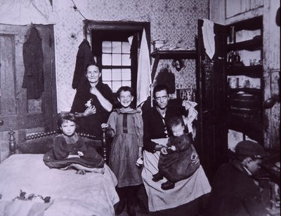 Mieszkanie w slumsach, Nowy Jork ok. 1905 (zdjęcie czarno-białe) autorstwa Jacob August Riis