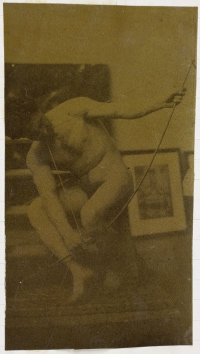 Studium męskiego nagiego modela, przykucniętego z kokardą w dłoni, widziane z przodu, w pracowni Jacques de Lalaing autorstwa Jacques Lalaing (attributed to)
