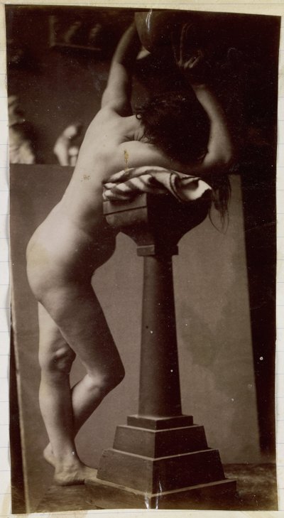 Studium nagiej modelki widzianej z tyłu w pracowni Jacquesa de Lalainga, wstępne studium okrągłej fontanny autorstwa Jacques Lalaing (attributed to)