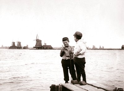 Chłopcy nad kanałem, Laandam, Holandia, 1898. autorstwa James Batkin