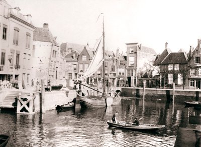 Dziedziniec kanału, Dordrecht, Holandia, 1898. autorstwa James Batkin
