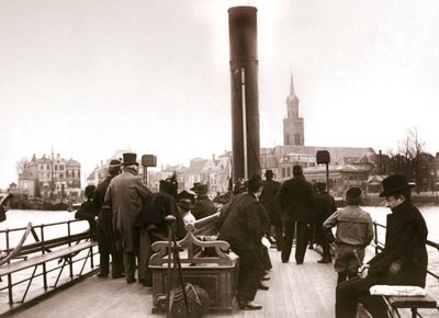 Pasażerowie promu, Laandam, 1898. autorstwa James Batkin