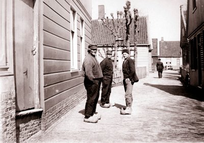 Mężczyźni w tradycyjnych strojach, Broek, Holandia, 1898. autorstwa James Batkin