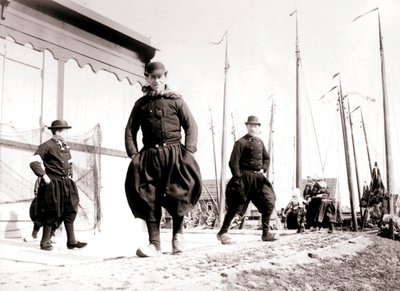 Mężczyźni w tradycyjnych strojach, Marken Island, Holandia, 1898 autorstwa James Batkin