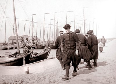 Mężczyźni w tradycyjnych strojach, Marken Island, Holandia, 1898 autorstwa James Batkin