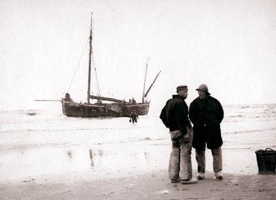 Mężczyźni na brzegu, Scheveningen, Holandia, 1898. autorstwa James Batkin