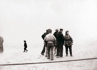 Mężczyźni na brzegu, Scheveningen, Holandia, 1898. autorstwa James Batkin